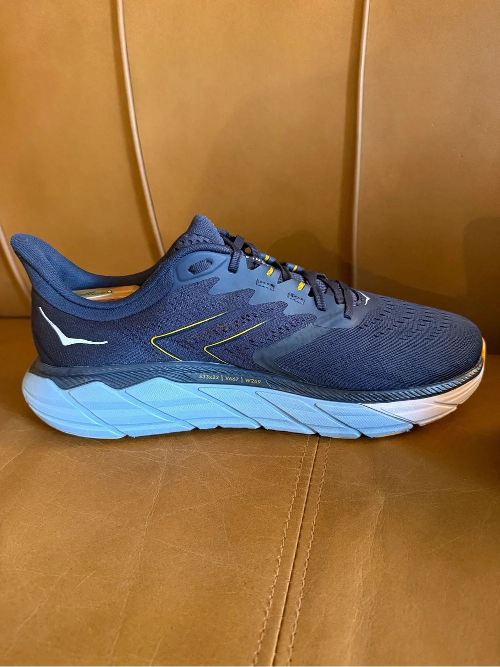 Hoka Arahi 5 Men’s Size 12 D In Ombré Blue - Navy/White/Gray/Light Blue
